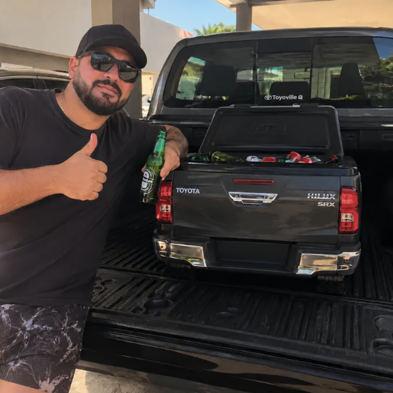 Carlos junto a su IcedCar inspirado en una Toyota Hilux negra