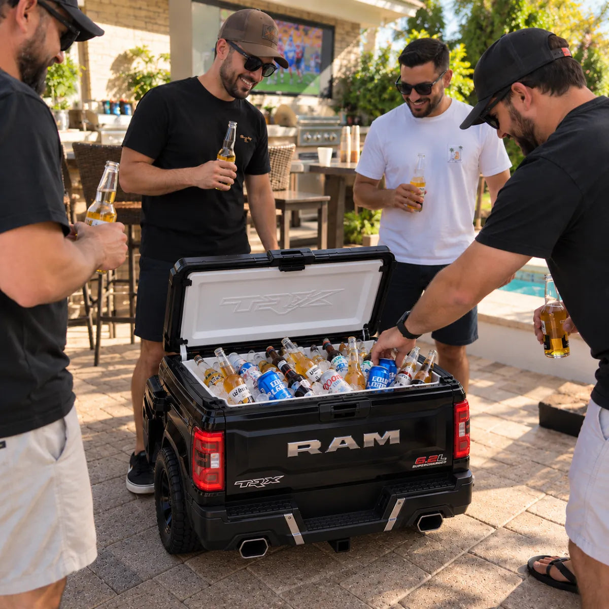 Amigos reunidos alrededor de un IcedCar lleno de bebidas frías