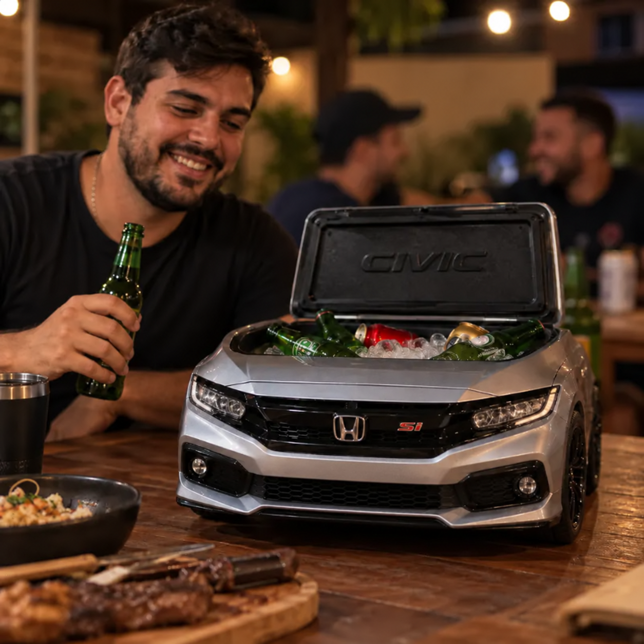 Lucas junto a su IcedCar inspirado en un Honda Civic